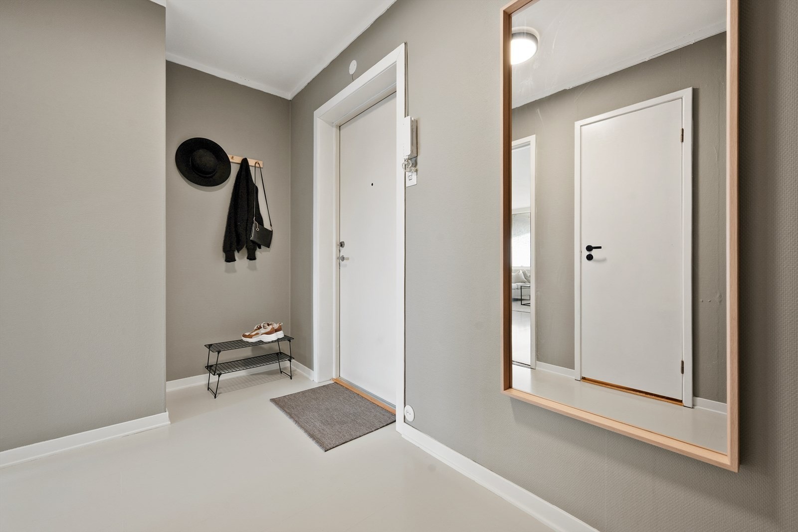 Luftig og lys gang som sier "velkommen hjem!" Galleribilde