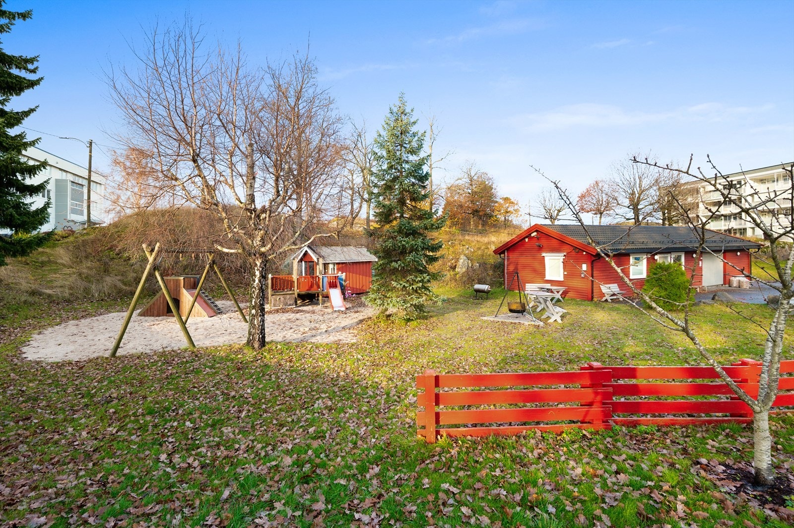 Rett utenfor døren er det lekeplass for de minste. Galleribilde