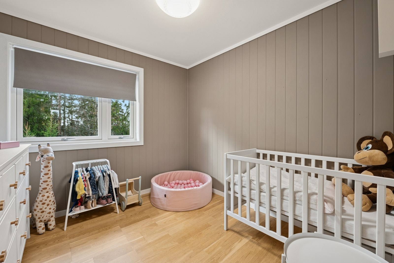 Rommene er av god størrelse med mange bruksmuligheter. Her kan en ha både soverom, kontor og lekerom for barna, alt etter egne behov og ønsker. Galleribilde