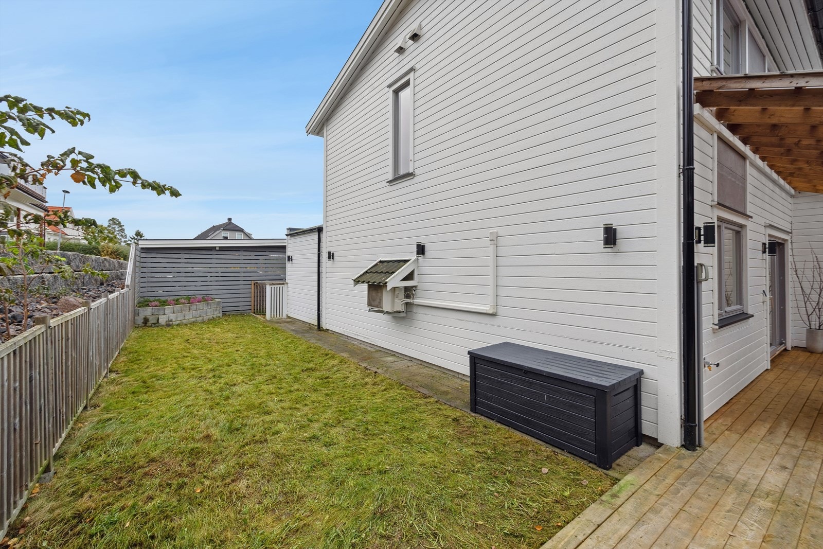 Videre er det enkel adkomst til et pent opparbeidet og usjenert hageområde som byr inn til aktivitet for store og små. Galleribilde