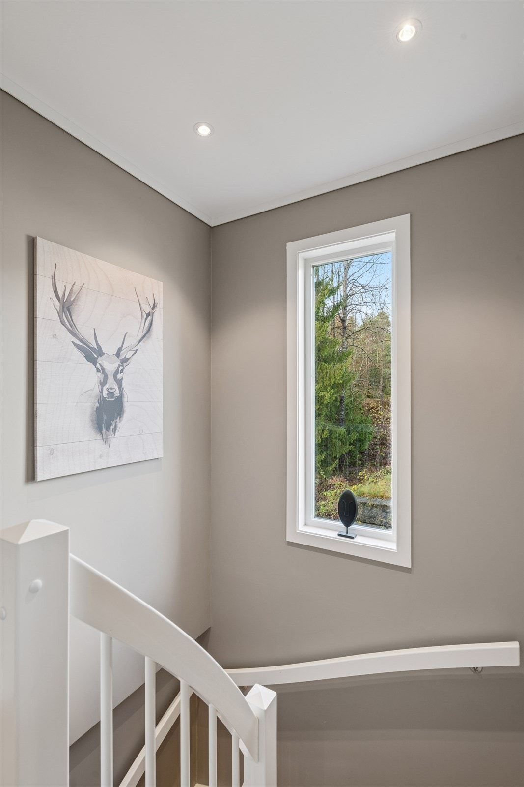 Trappgangen til andre etasje har et stort vindu som gir meget godt innslipp av dagslys i både trappesonen og stuen. Galleribilde