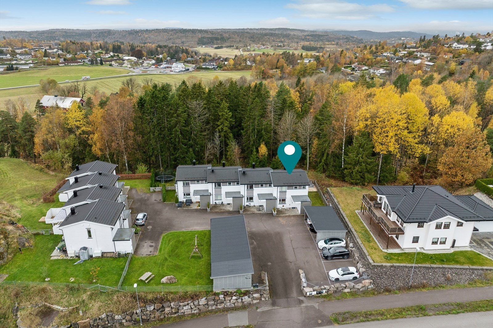 Boligen ligger trygt lokalisert i en blindvei. Galleribilde