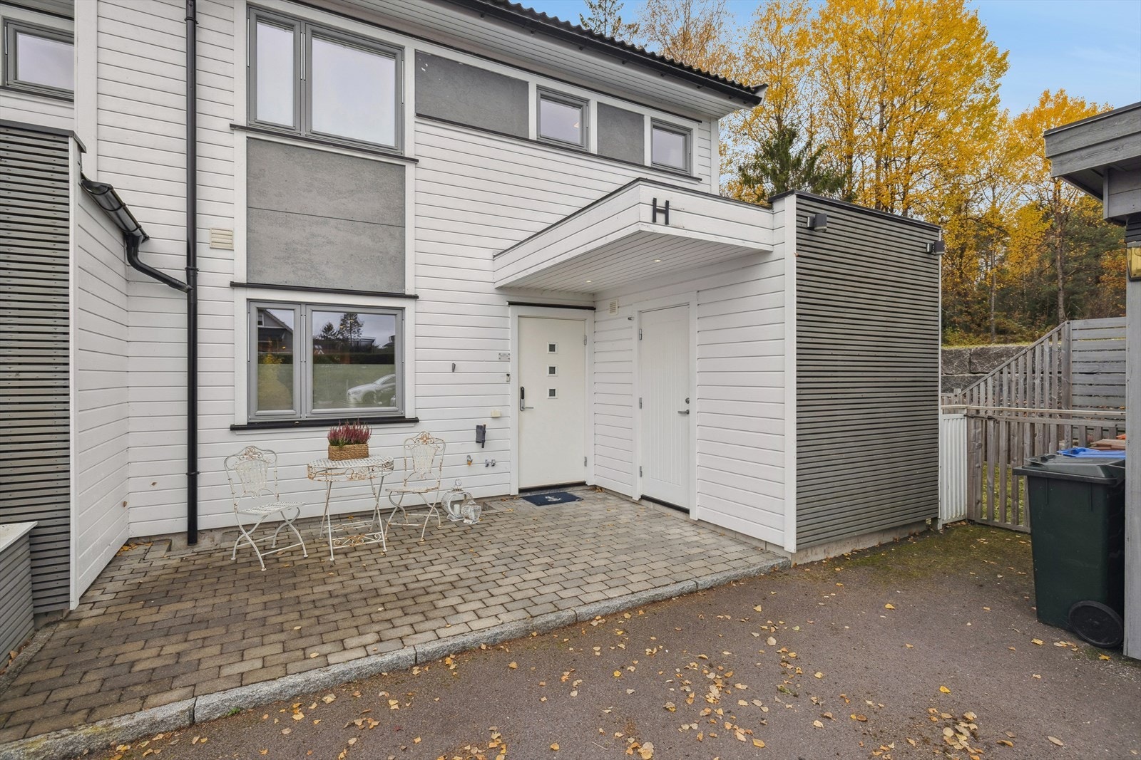 Et hyggelig inngangsparti ønsker deg velkommen. Det er montert Yale Doorman på inngangsdøren for en sikker og nøkkelfri hverdag. Galleribilde