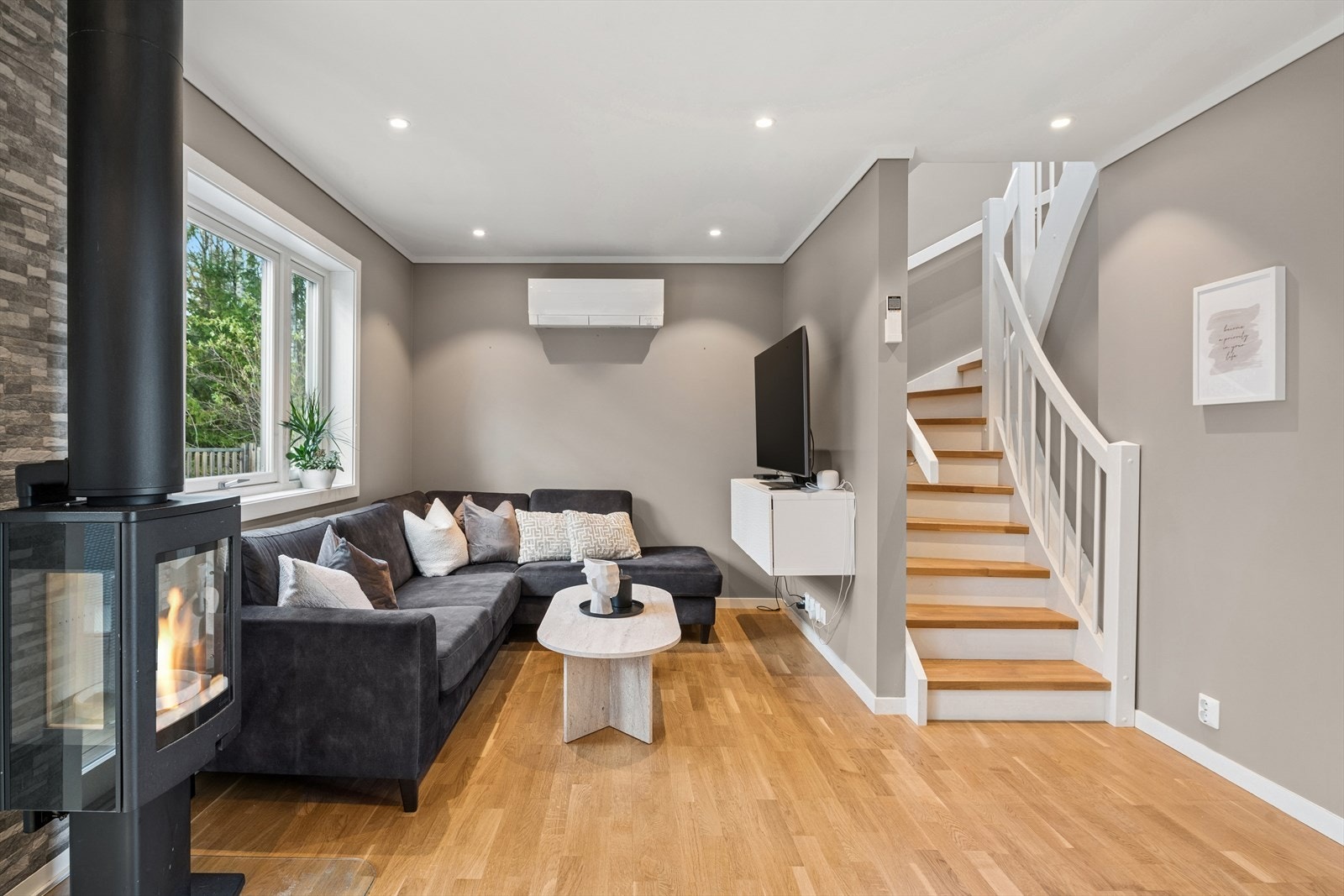 Det er montert varmepumpe som gir en god og effektiv oppvarming og nedkjøling av boligen. Galleribilde