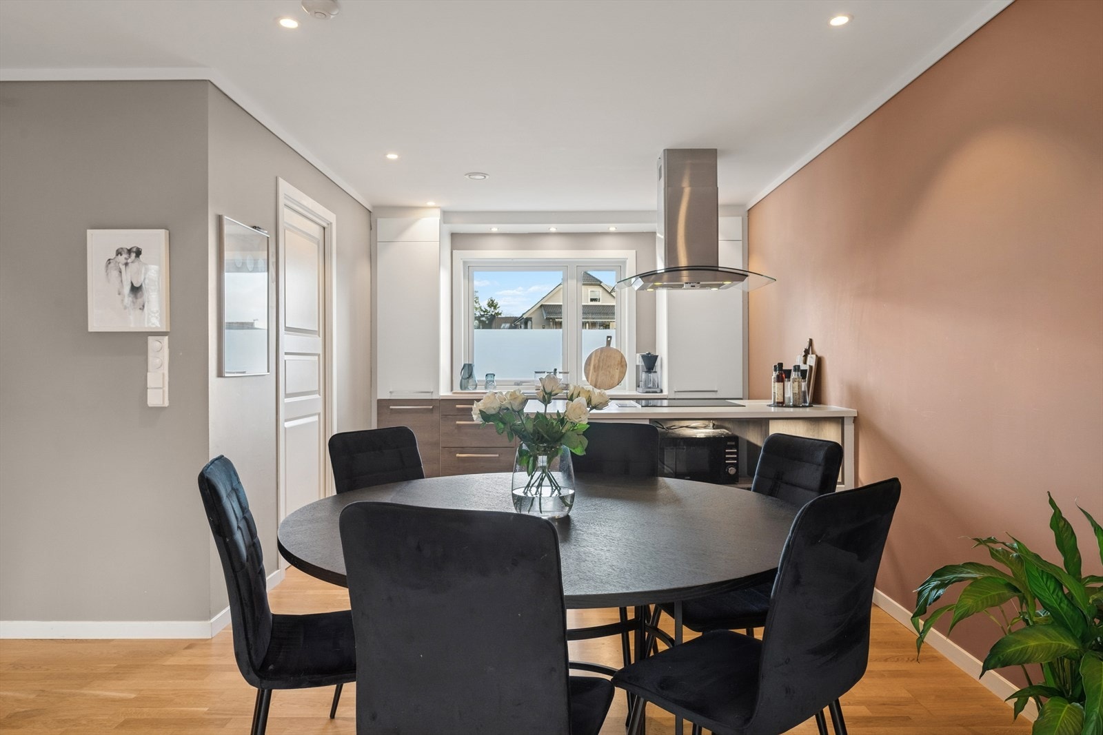 Det er fin plass til spisebord. Galleribilde