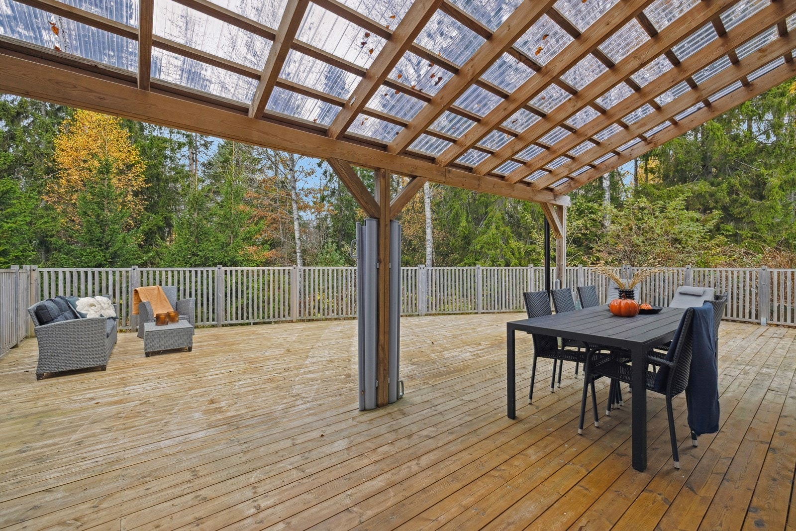 Fra stuen er det utgang til et stort terrasseområde på 78 m² som har god plass til utemøbler som utebord, lounge og grill. Galleribilde