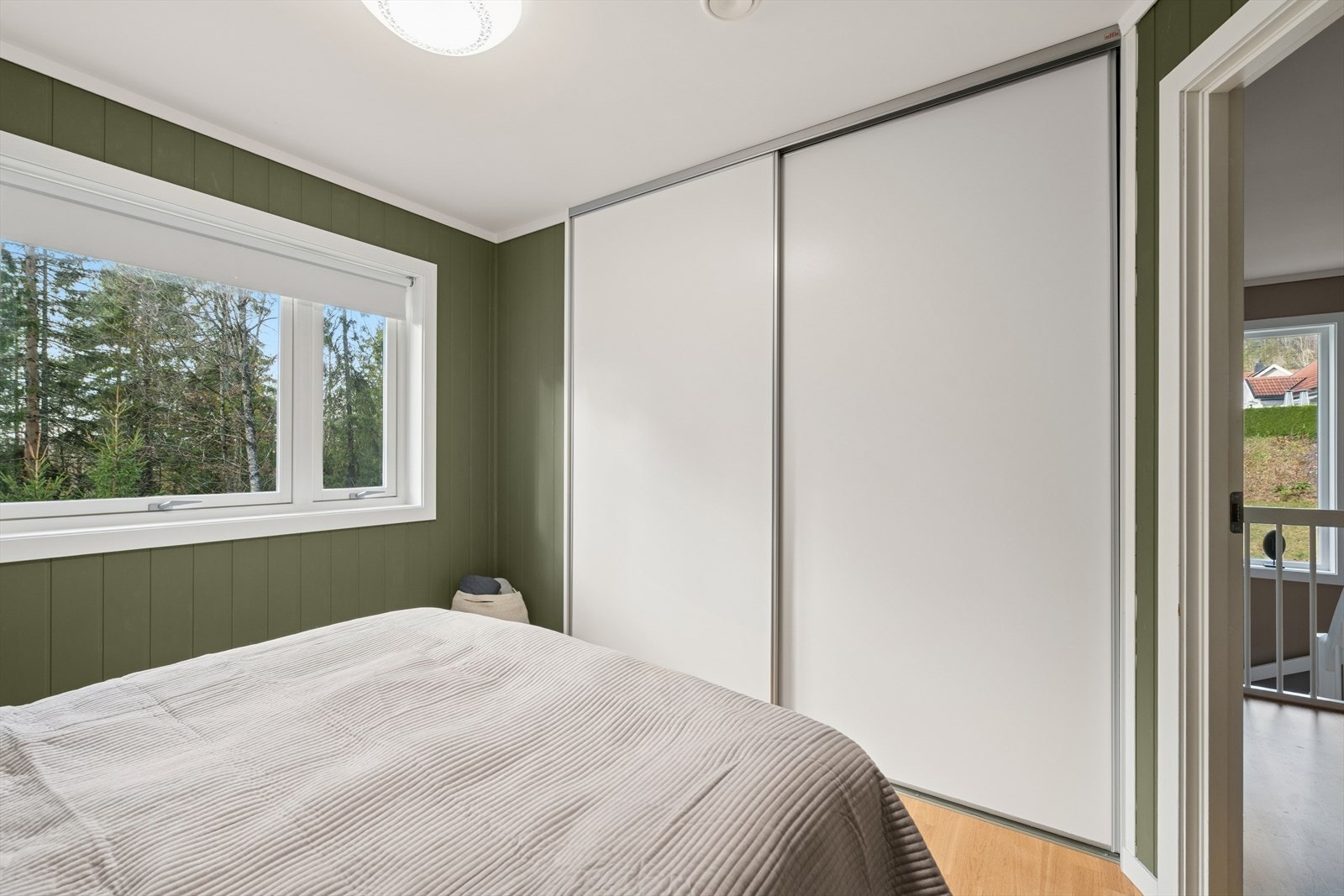 På hovedsoverommet er det montert en praktisk og romslig skyvedørsgarderobe. Galleribilde