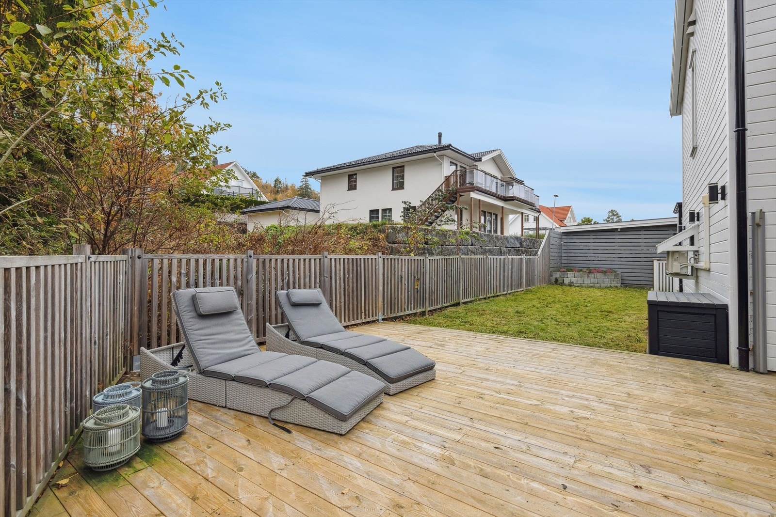 Boligen har et stort terrasseområde på 78 m² og hageområde. Galleribilde