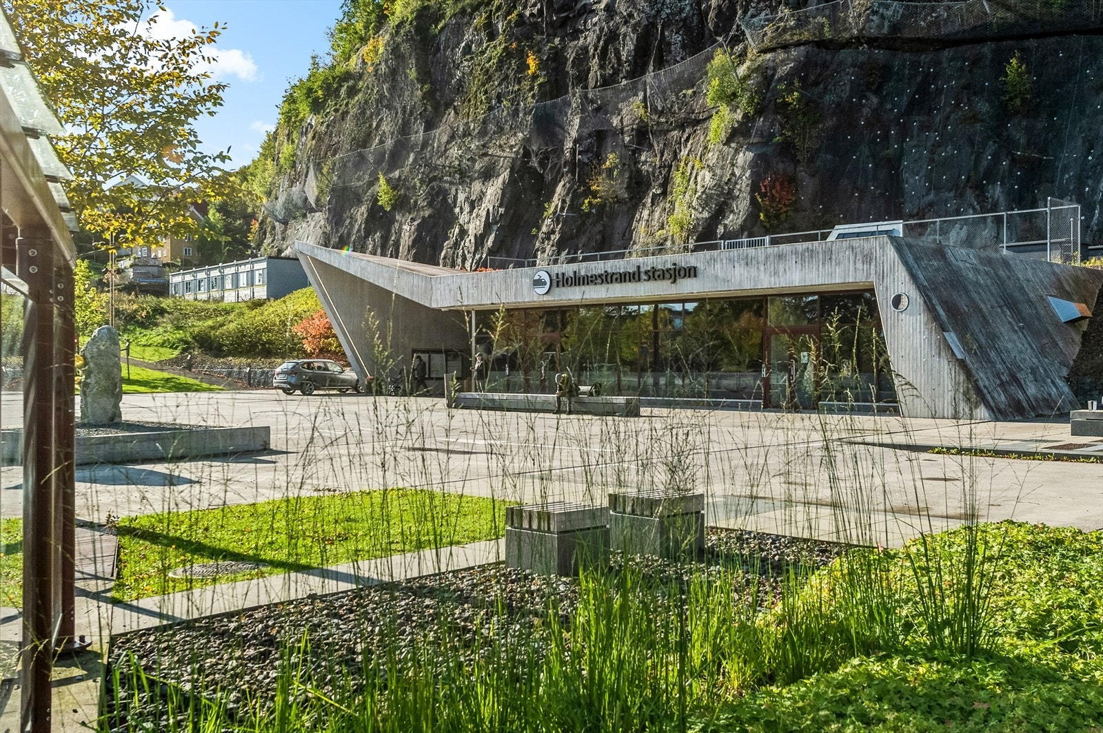 Nyere jernbanestasjon i Holmestrand. Fra Holmestrand er det i underkant av 1 times reisevei til Oslo. Galleribilde
