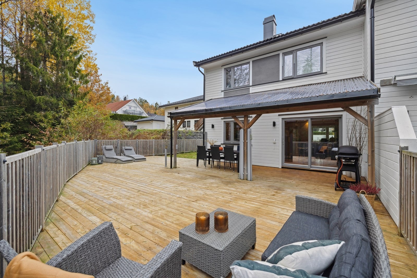 Velkommen til Fosskollen 1H, et særdeles lekkert og gjennomført rekkehus med flott endebeliggenhet på Fosskollen i Holmestrand. Galleribilde