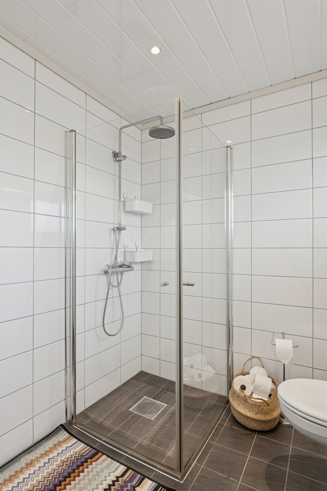 Baderommet har to flotte vinduer som gir godt med naturlig lys. Galleribilde