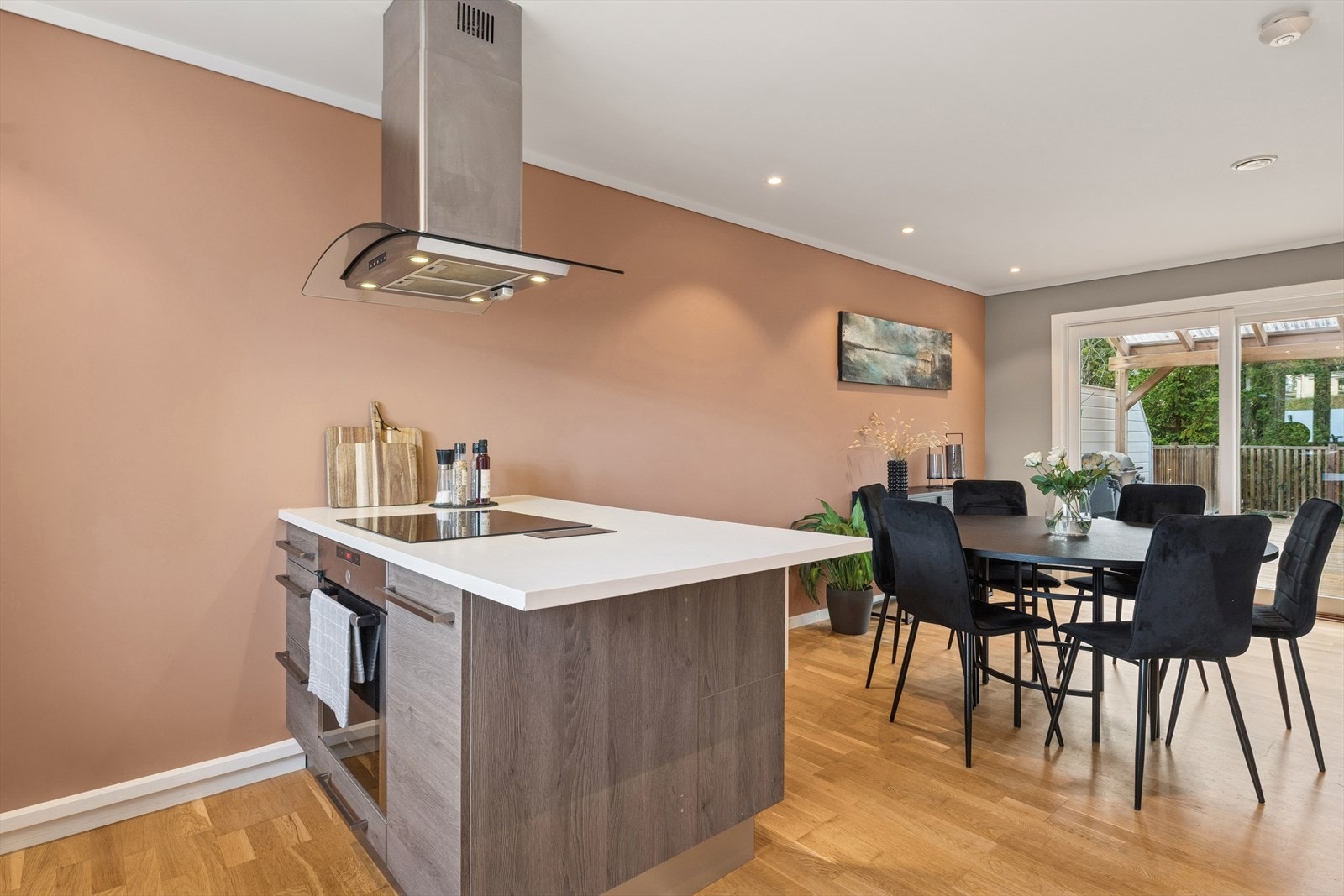 Kjøkkenet har flere flotte detaljer, blant annet integrerte hvitevarer og gode oppbevaringsmuligheter. Det er rikelig med benk- og skapplass, og innredningen er godt planlagt med en praktisk kjøkkenøy som er nærmest skreddersydd for rommet. Galleribilde