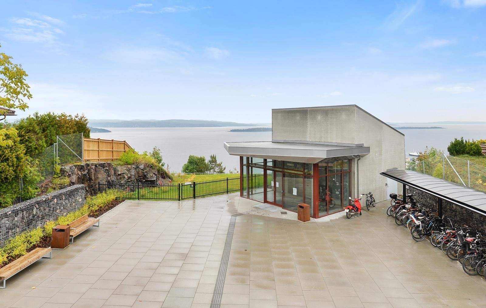 De er etablert en heis på fjellet i Holmestrand som tar deg direkte fra Rove til sentrum og jernbanestasjonen. Galleribilde