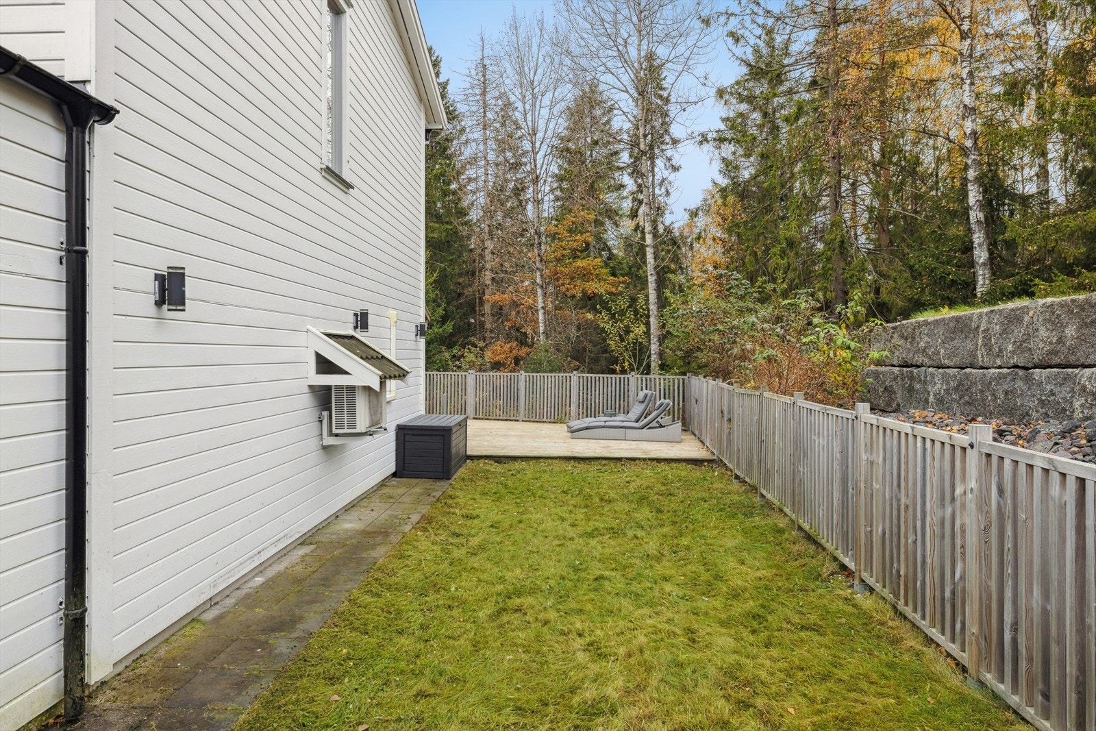 Hagen og terrassen er pent inngjerdet. Galleribilde