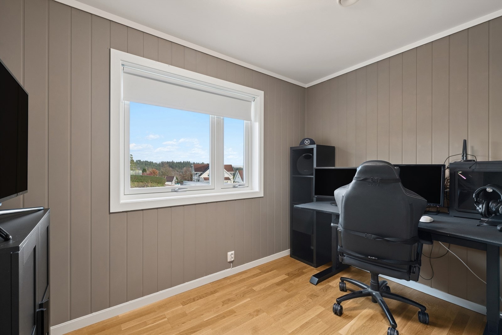 Soverom som per i dag er benyttet som kontor og TV-stue. Galleribilde