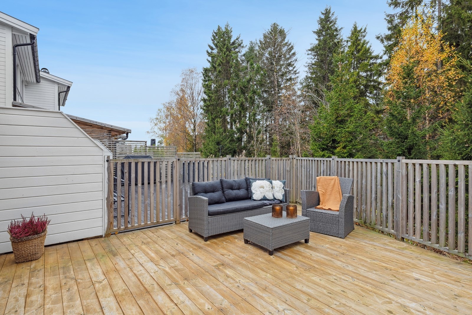 Det er montert flott belysning på både terrasse- og uteområdet, som gir en lun atmosfære på sene sommerkvelder. Galleribilde