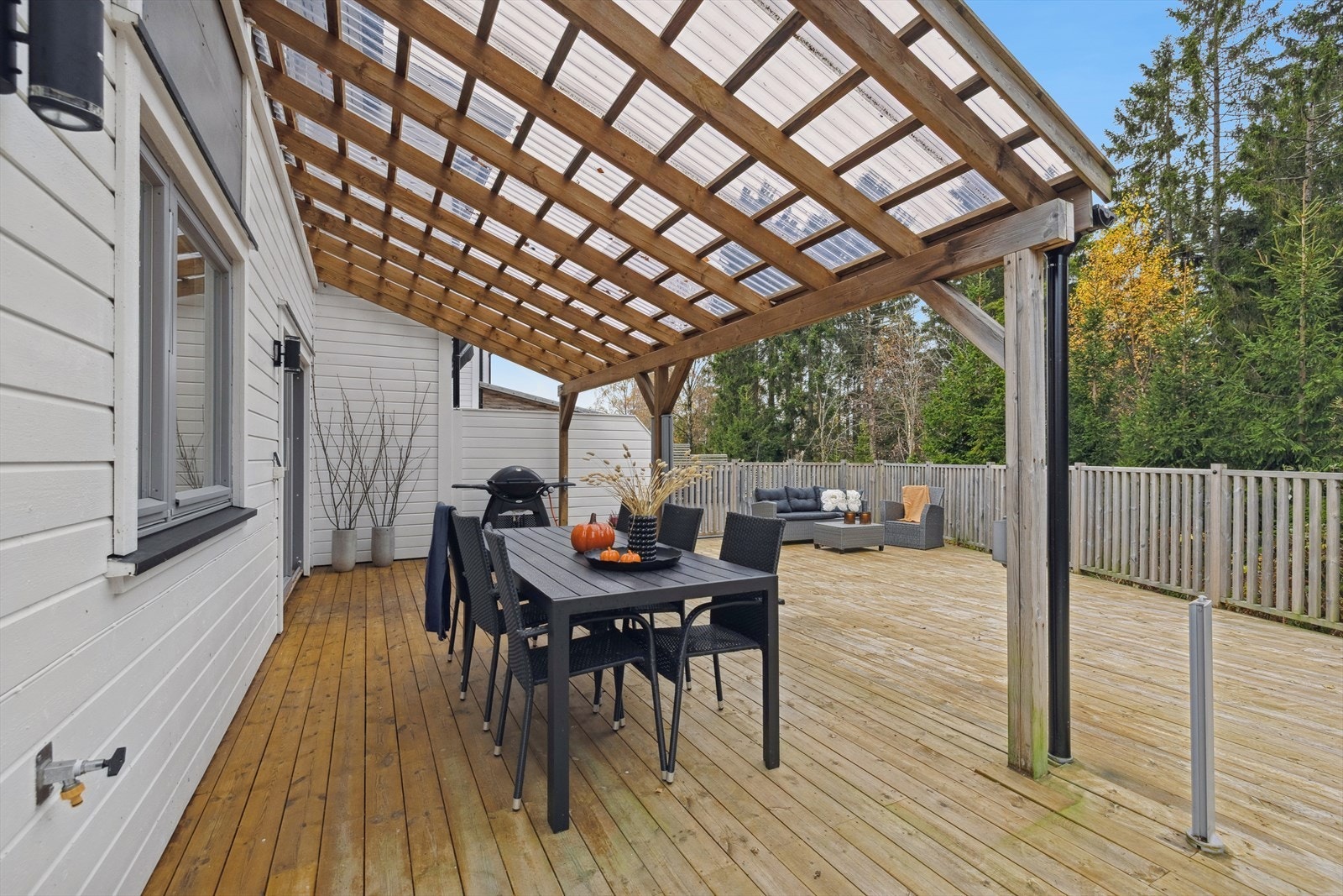 Det er gode solforhold, og her kan man nyte en kopp kaffe i solen eller en hyggelig middag i godt selskap Galleribilde