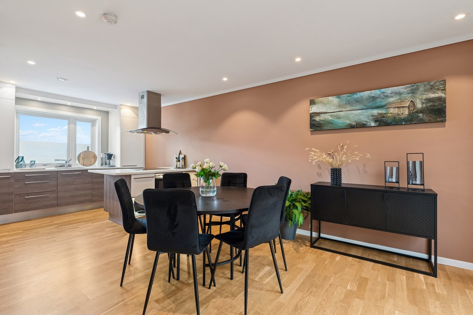 Stuen er romslig, innbydende og åpen, med mange møbleringsmuligheter. Galleribilde