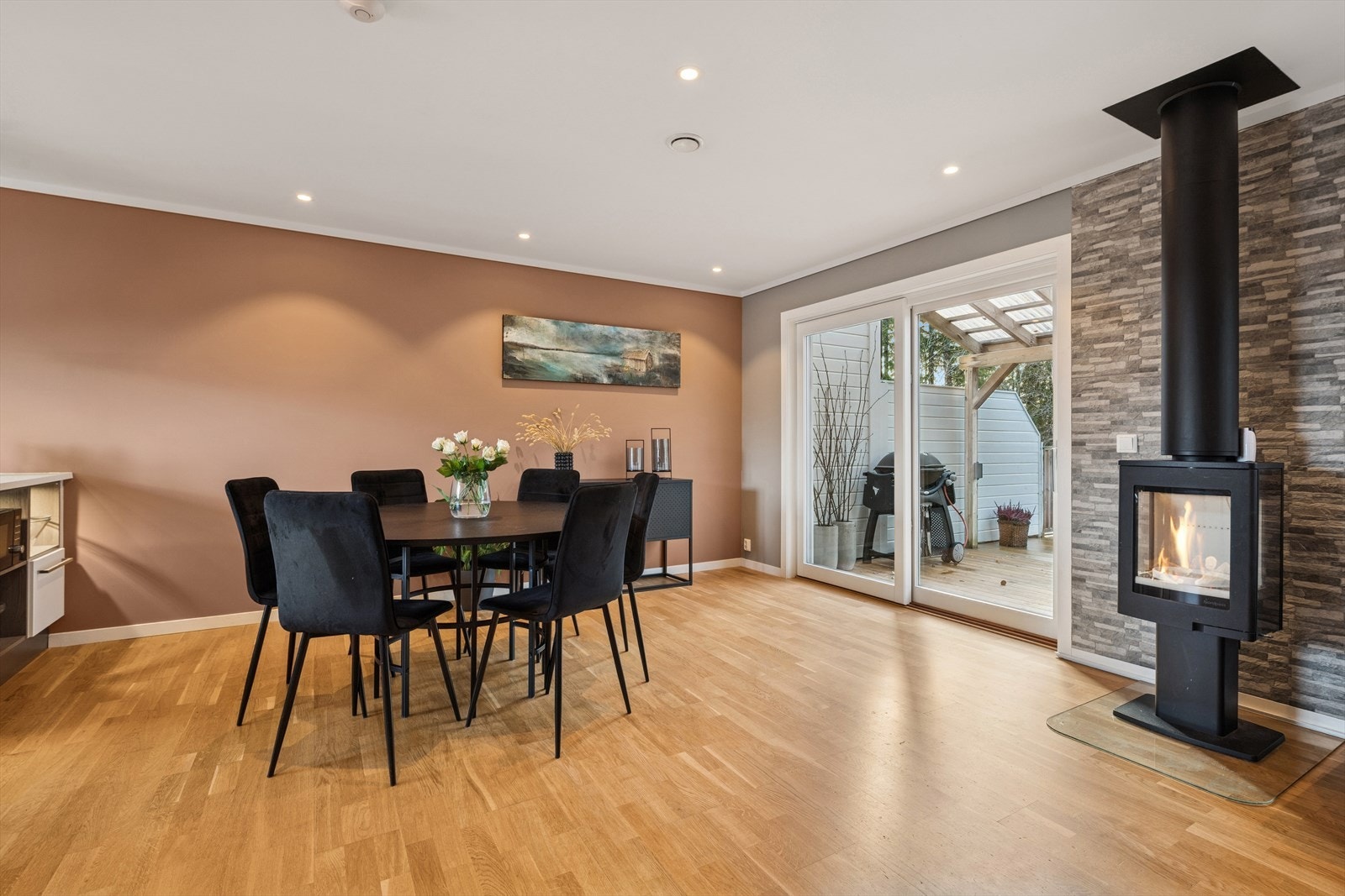 Stuen har en flott gjennomførelse med moderne farger på vegger og tak, spotbelysning og et pent ildsted som varmer godt på kalde høst- og vinterkvelder. Galleribilde