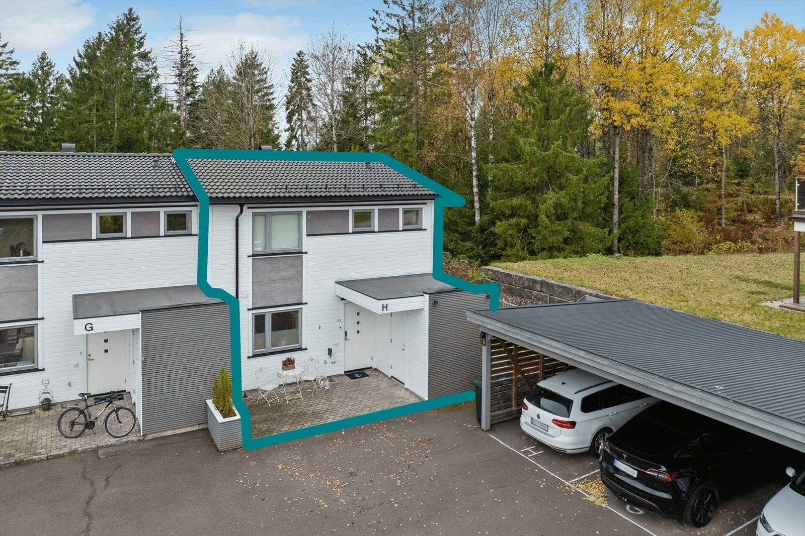 Boligen har et iøynefallende inngangsparti som gir et meget godt førsteinntrykk. Området er pent opparbeidet med belegningsstein, og det er god plass til utemøblement etter eget ønske. Det er carport med elbillader og utvendig isolert bod. Galleribilde