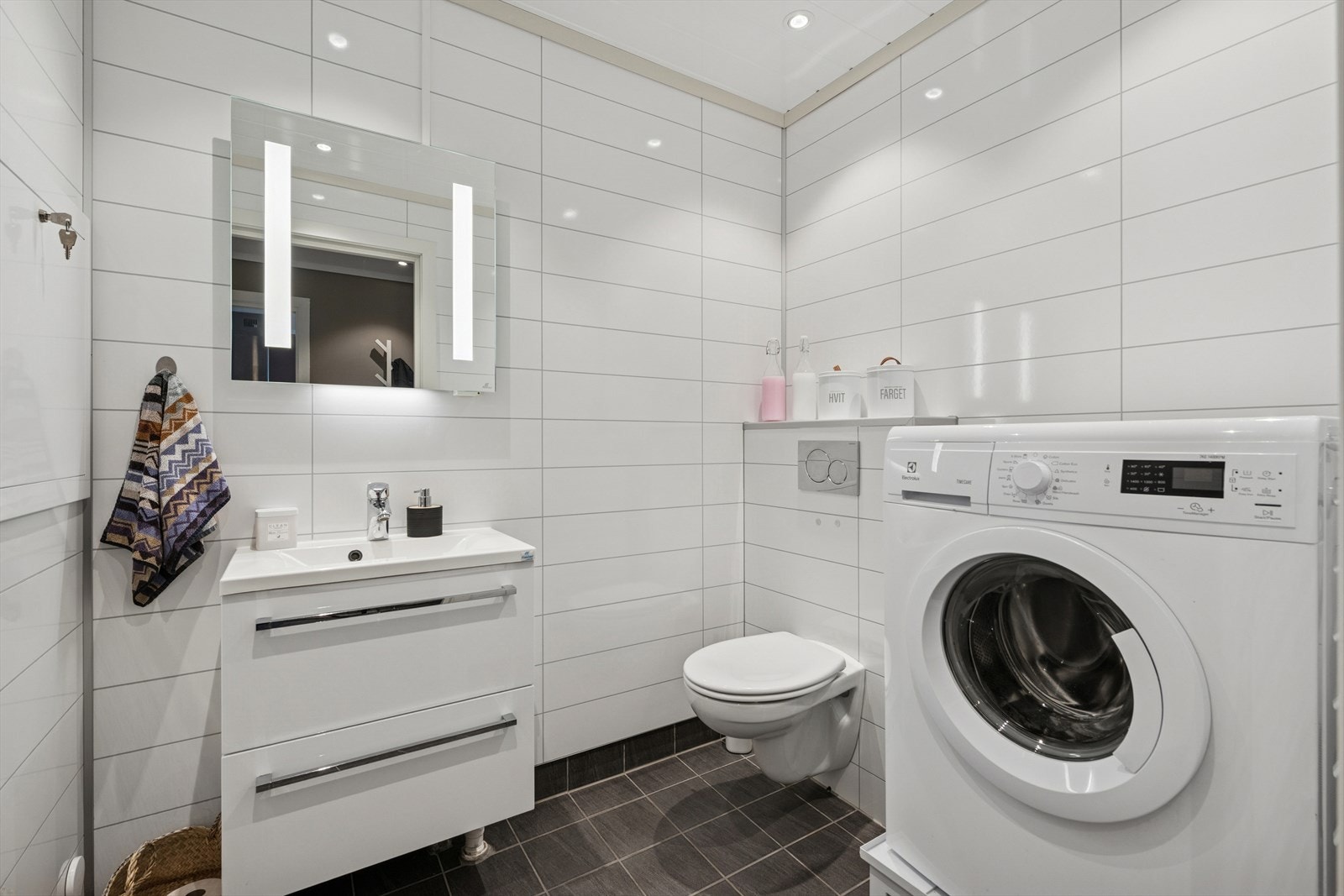 I første etasje finner vi et praktisk vaskerom med toalett og servant. Rommet har flislagt gulv med varme og vegger kledd med baderomsplater. Galleribilde