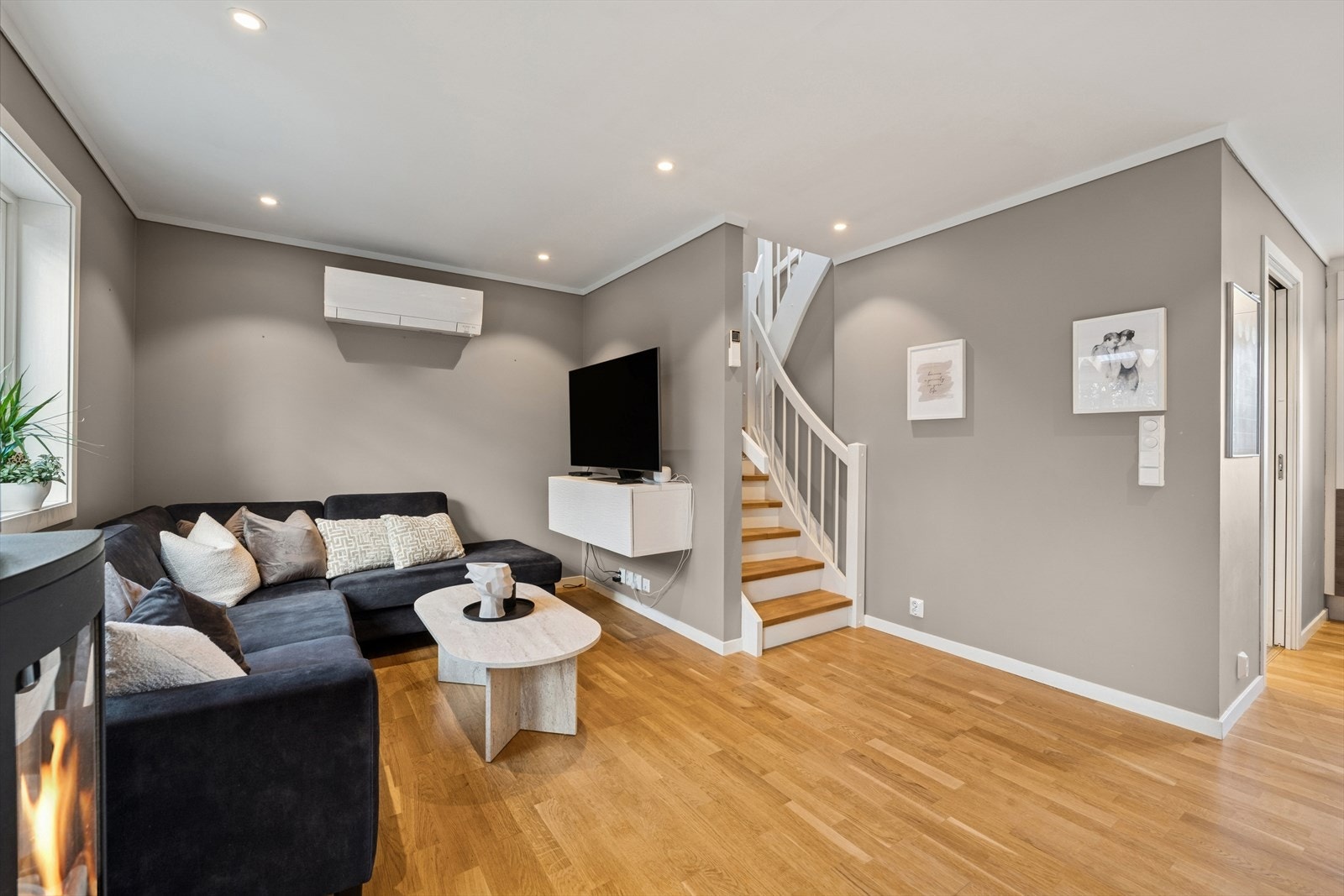 Stuen med sin fine areal kan enkelt møbleres. Galleribilde