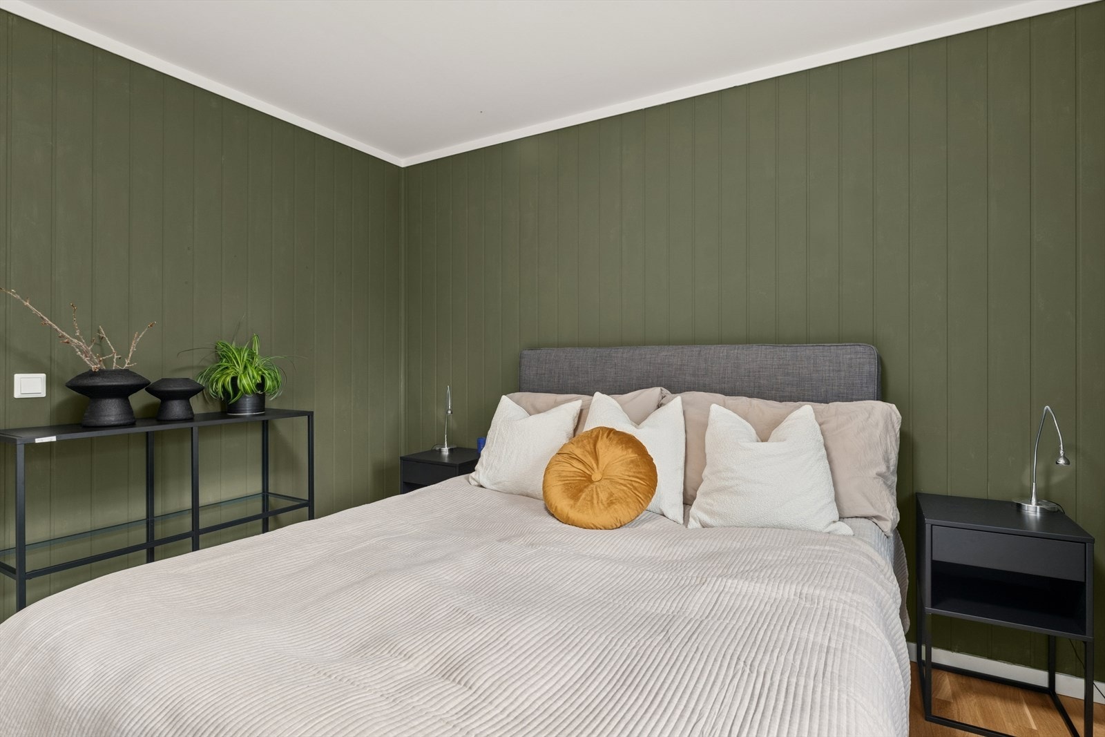 Alle soverommene har en lys og moderne gjennomførelse, og god plass til seng med tilhørende nattbord. Galleribilde