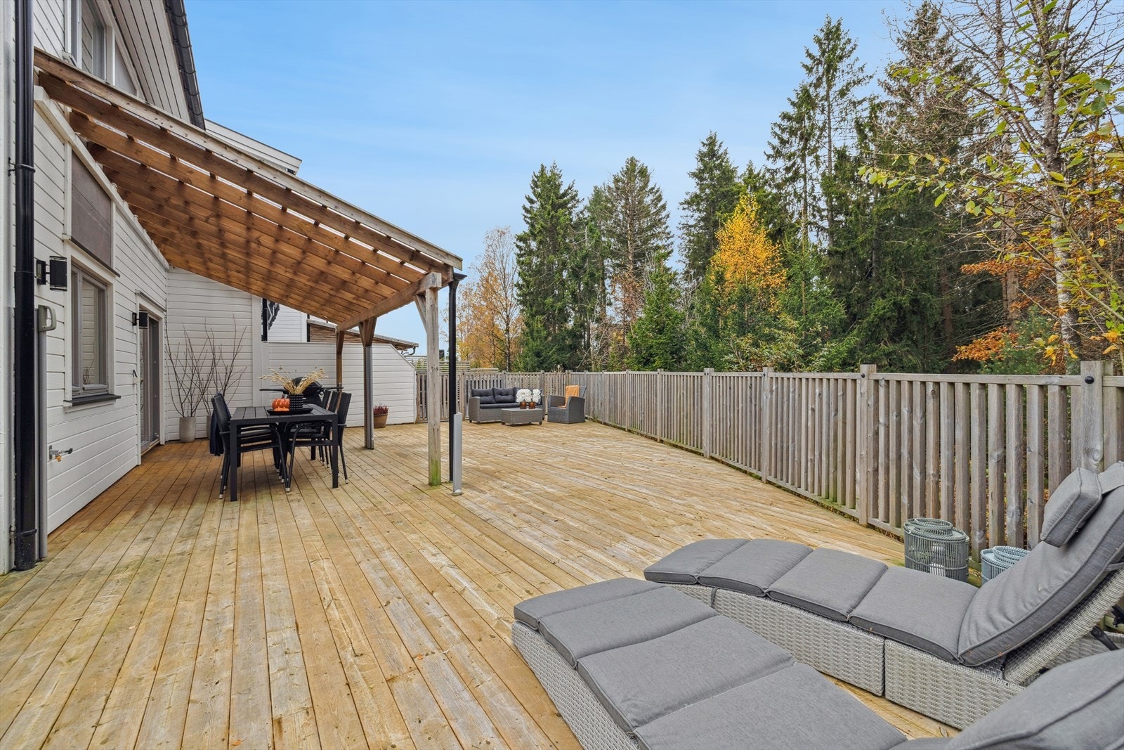 Terrassen har et generøst areal som gir mange muligheter for møblering og utnyttelse. Galleribilde