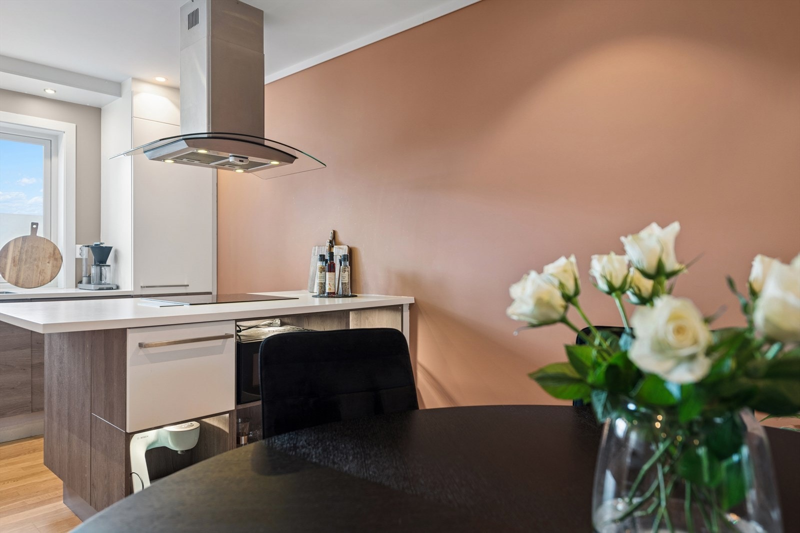 Stuen er lokalisert i en sosial og åpen løsning mot kjøkkenet. Galleribilde