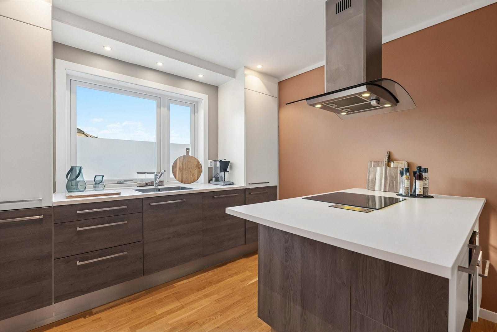 Det flotte kjøkkenet har åpen løsning mot stuen, og er innredet med en moderne kjøkkeninnredning fra Aubo. Galleribilde