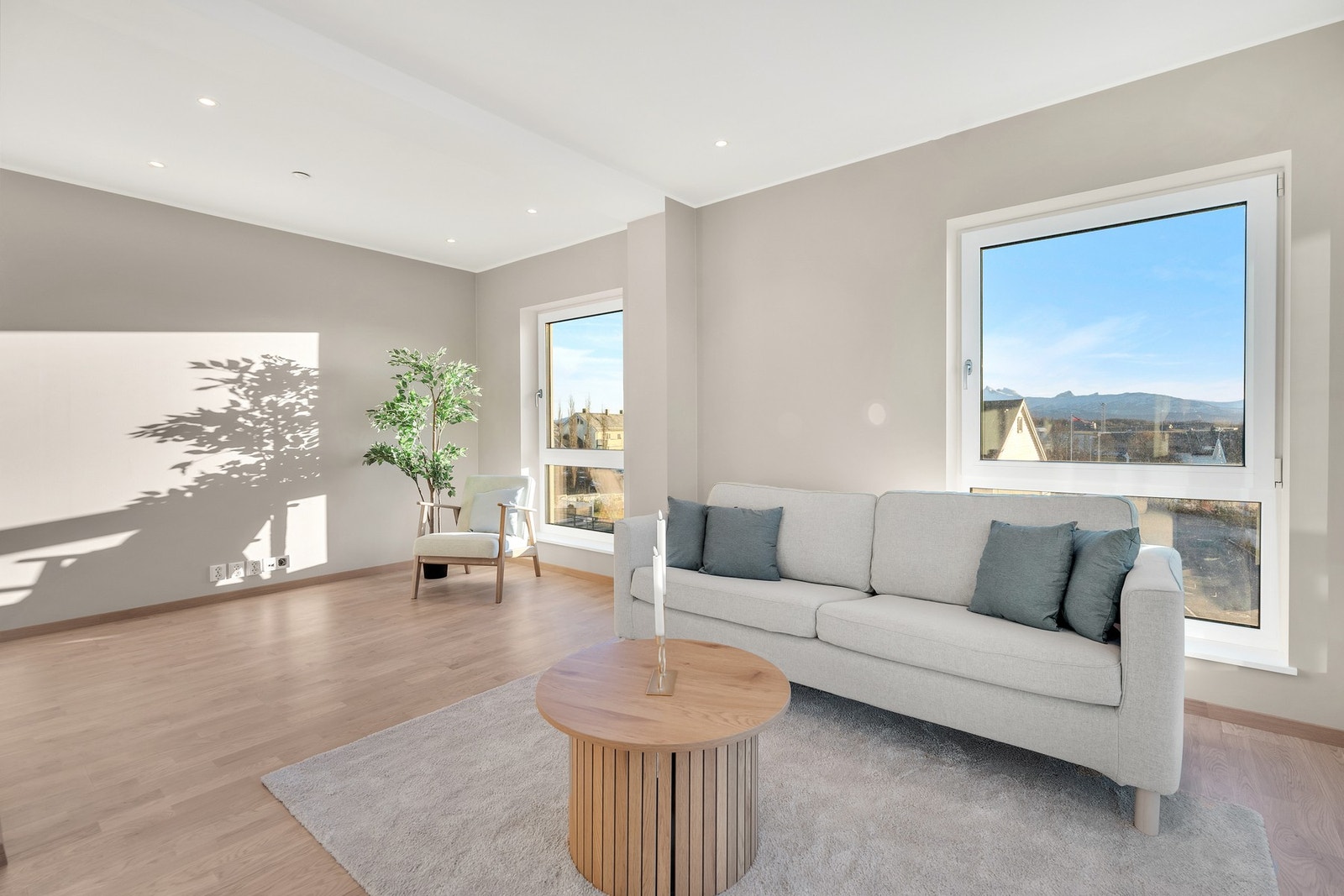 Fra stuen er det utgang til innglasset balkong mot sørvest med gode sol-/ og utsiktsforhold. Galleribilde