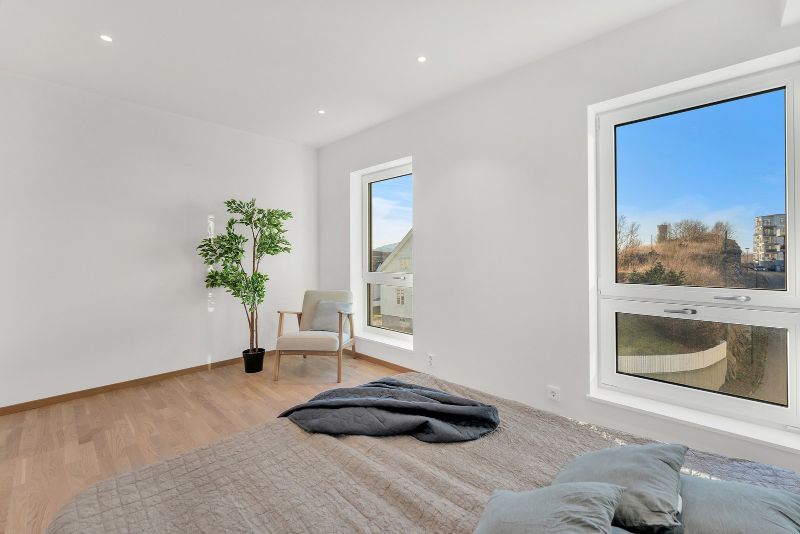 Hovedsoverommet er av god størrelse og har plass til dobbeltseng og garderobeløsning. Galleribilde