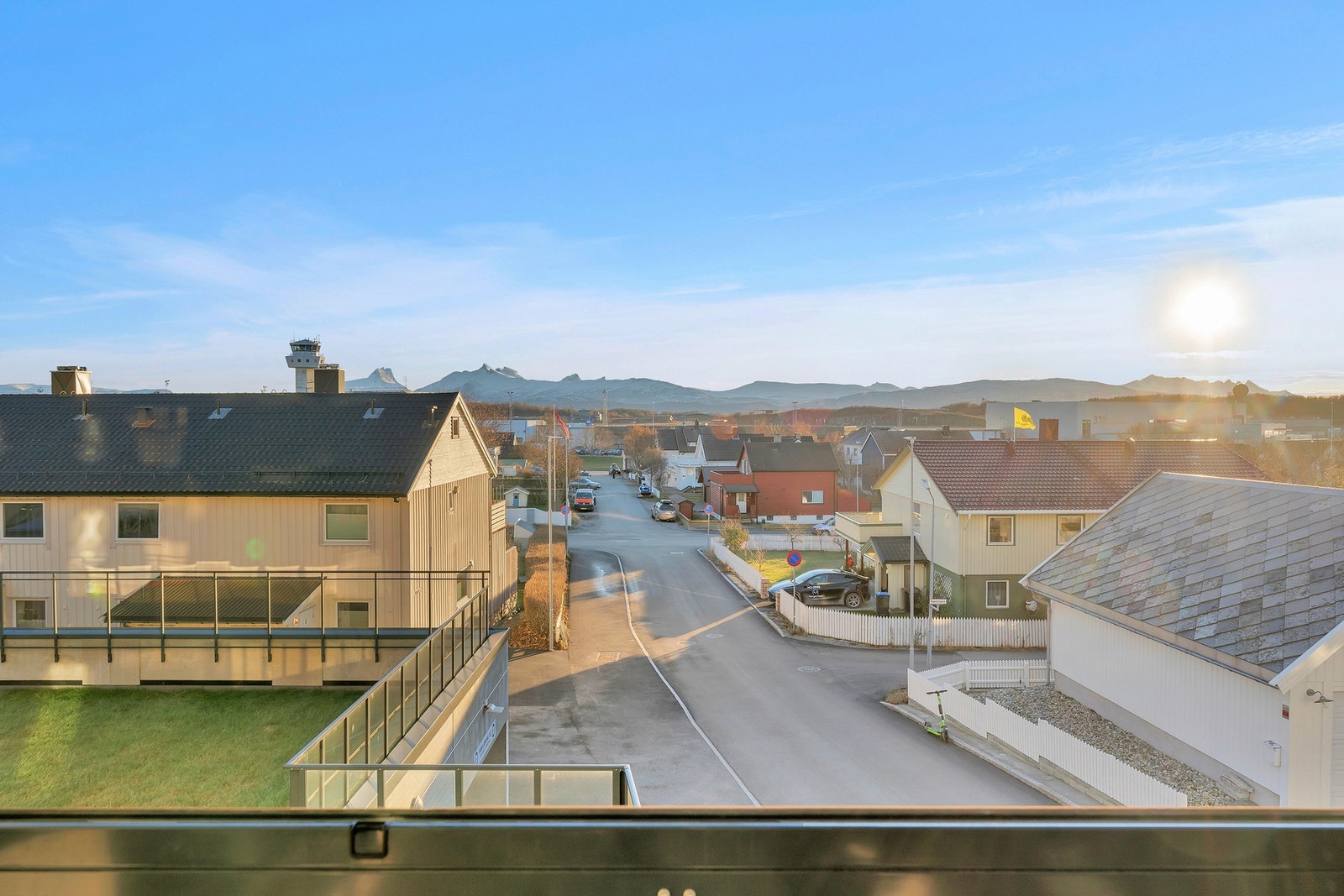 Leiligheten er vendt mot sørvest som sikrer flott utsikt og svært gode solforhold. Galleribilde