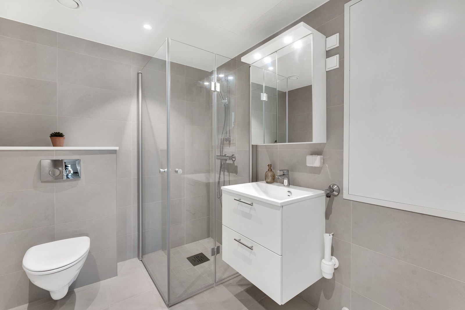 Stilrent og flislagt bad med elektriske varmekabler. Galleribilde