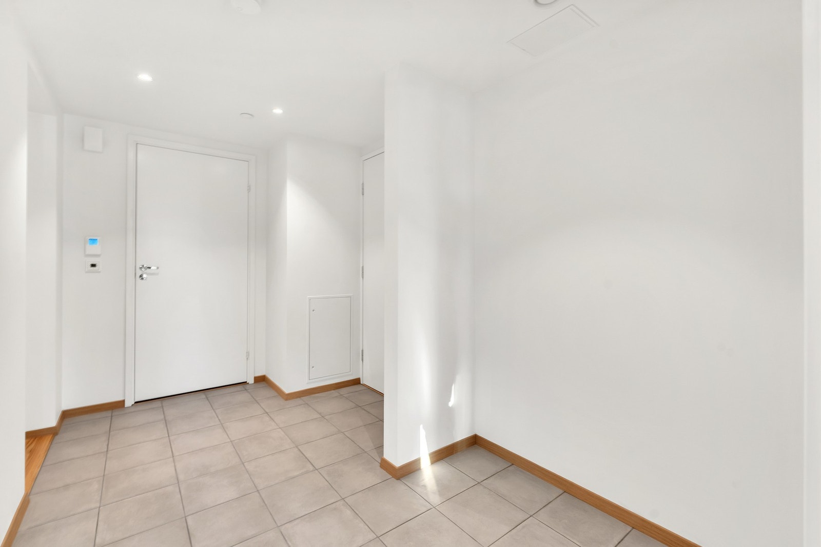 Flislagt entré med elektriske varmekabler. Her er det god plass til garderobeskap. Galleribilde