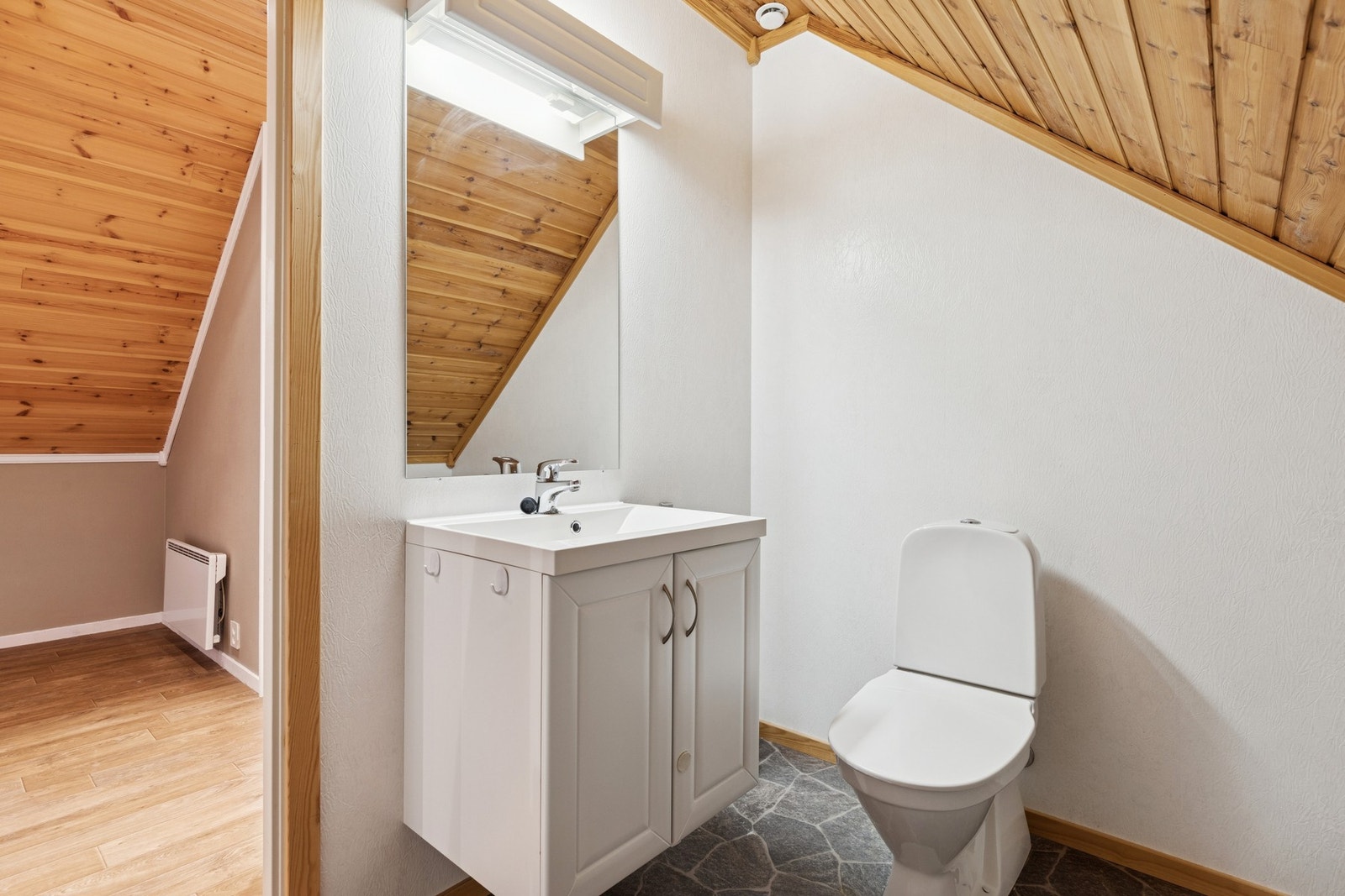 I andre etasje finner du også et eget praktisk toalettrom. Galleribilde