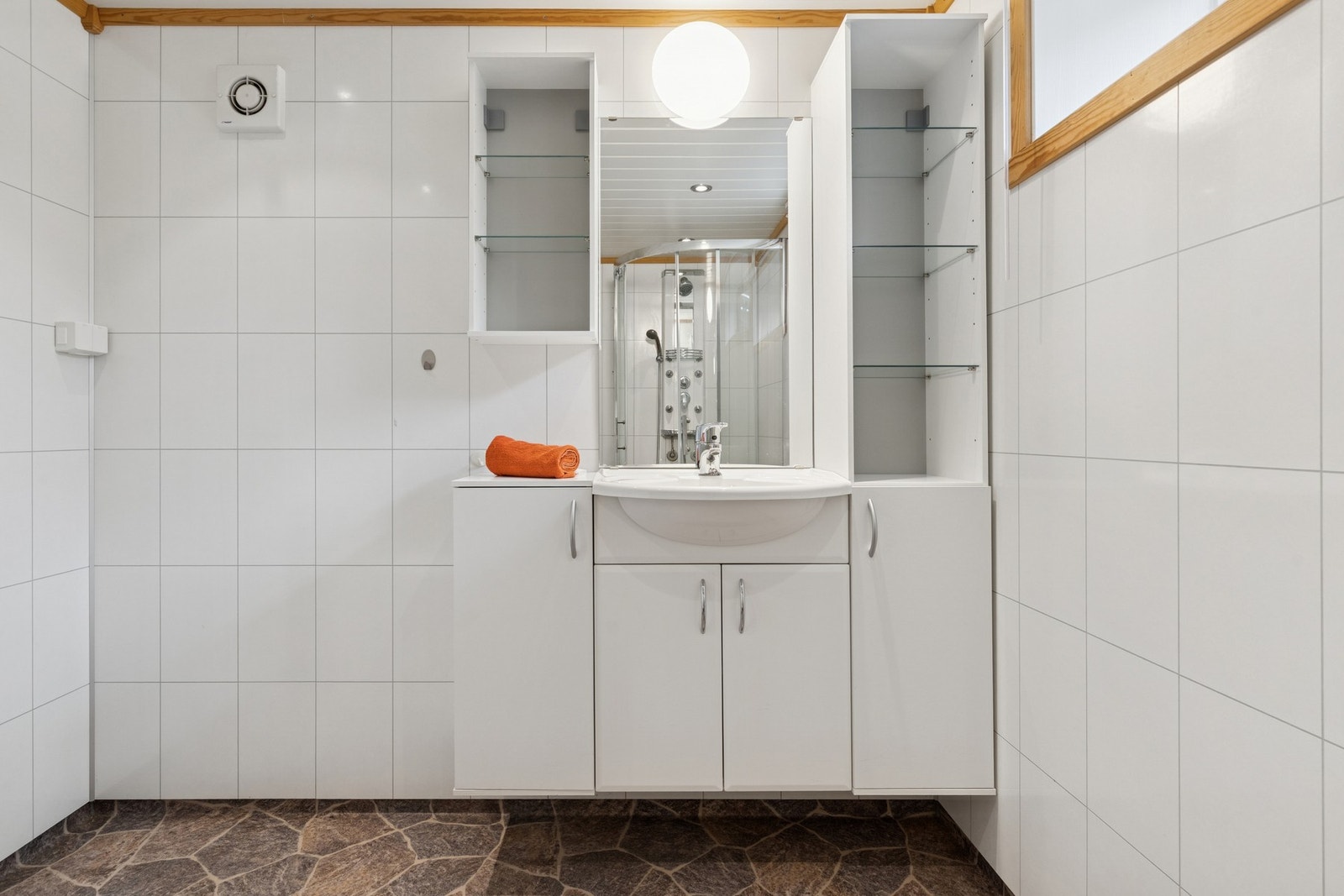 Rommet er utstyrt med dusj, servant og toalett, en funksjonell og nyttig tilleggsdel av boligens planløsning. Galleribilde