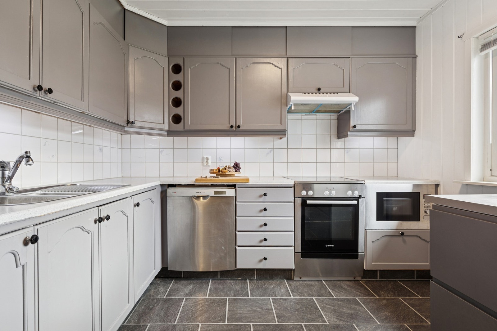 Innredningen gir rikelig med skapplass og gode arbeidsflater. Galleribilde