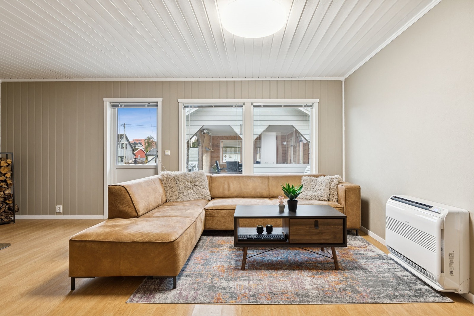 Lys og romslig stue med store vindusflater som gir godt med dagslys og fin utsikt mot hagen. Galleribilde