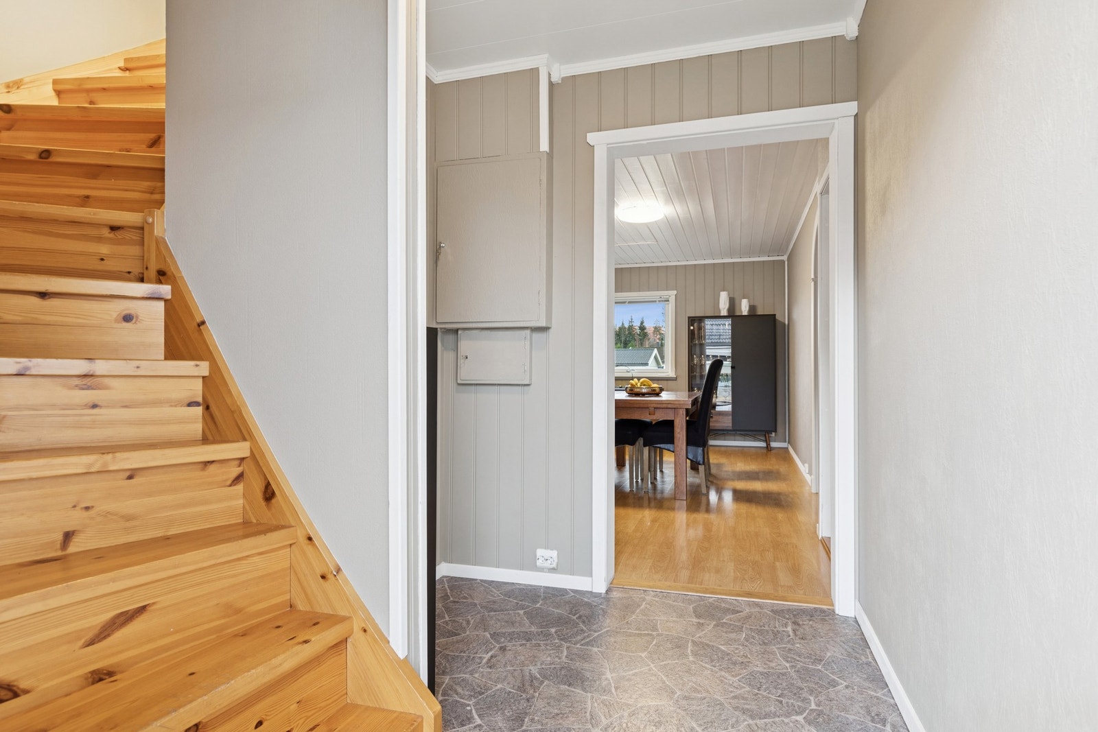 Velkommen inn i en lys og innbydende entré med god plass til både sko og yttertøy. Galleribilde