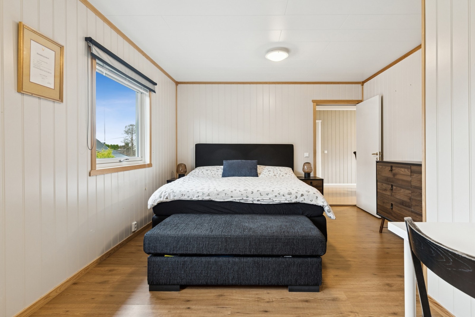 Romslige planløsninger gir plass til både seng og garderobe. Galleribilde