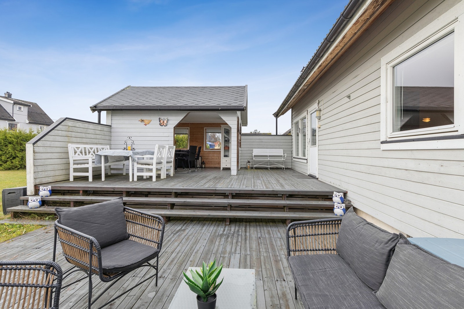 Eiendommen har en hyggelig hage med plen, beplantning og gode solforhold. Galleribilde