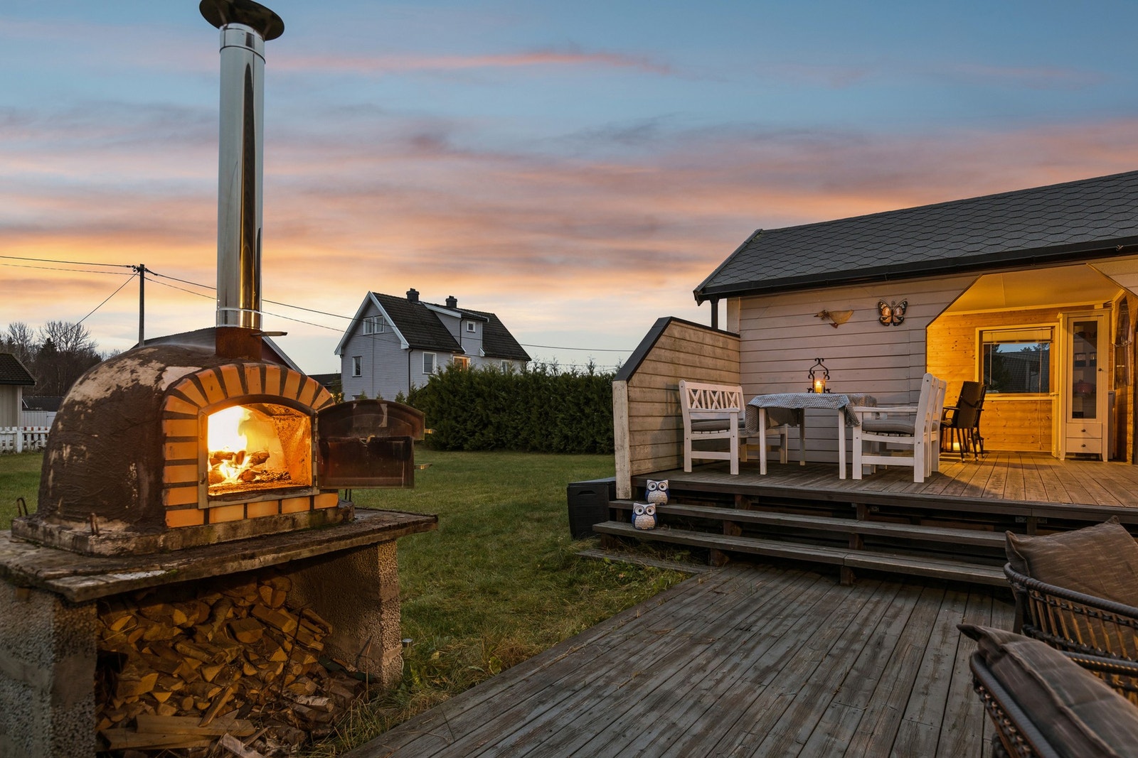 Boligen byr på to stuer, tre soverom, to bad og romslige oppholdsarealer som passer både små og store familier. Galleribilde
