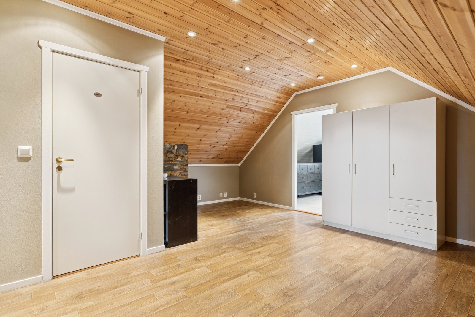 I andre etasje finner du et ekstra rom som med fordel kan brukes som loftstue, kontor eller oppbevaring. Et fleksibelt areal med mange muligheter. Galleribilde