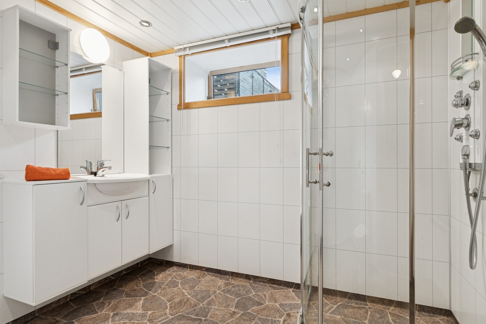 I kjelleretasjen finner du et ytterligere baderom. Galleribilde