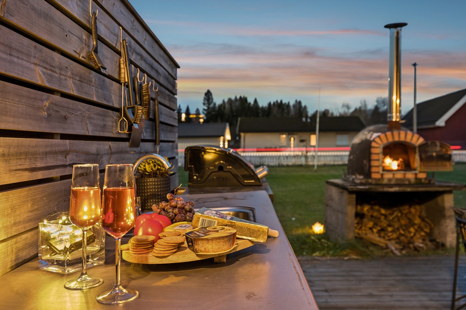 Uteplassen gir rom for både avslapning og sosialt liv ute. Galleribilde