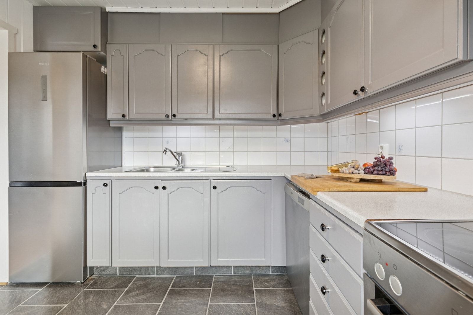 Lyst og romslig kjøkken med god benkeplass og praktisk utforming. Galleribilde