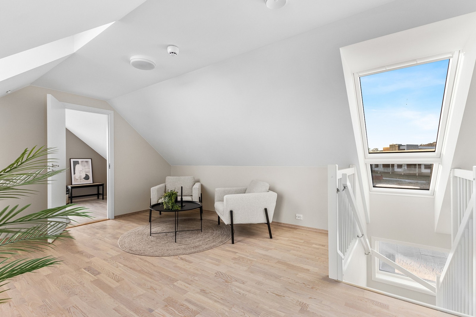 Loft - legg merke til takvindu over trappen. Galleribilde