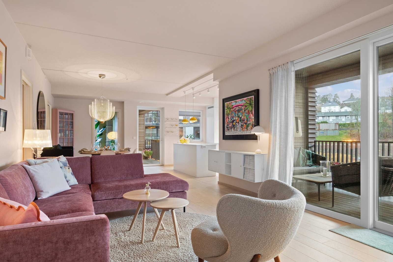 Lyst og romslig oppholdsrom med store vindusflater og flott gjennomlysning. Galleribilde