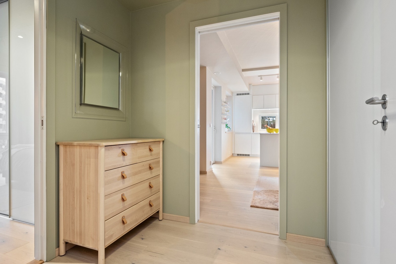 Forgangen inn til hovedsoverommet, her er det godt med garderobeløsning. Galleribilde